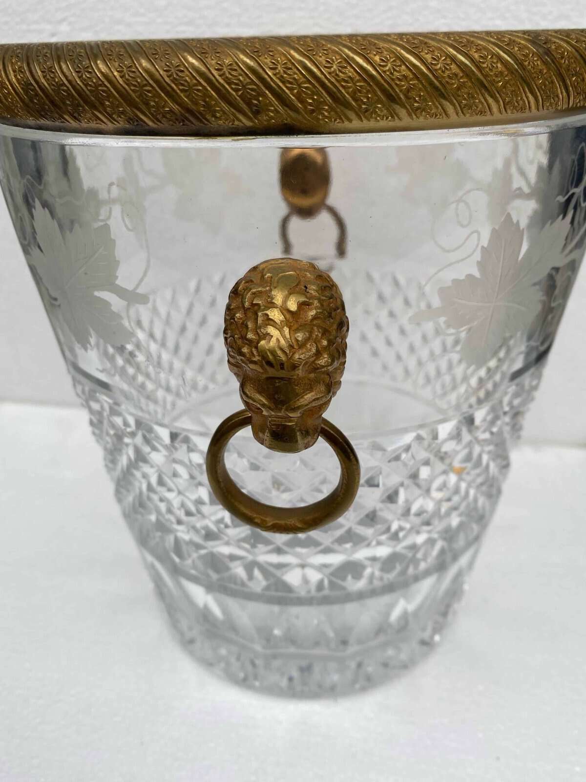 1950-70′ Seau à Champagne Cristal St Louis Gravé Aux Attributs de la Vigne et Bronze Doré Aux têtes de Lion – Image 3