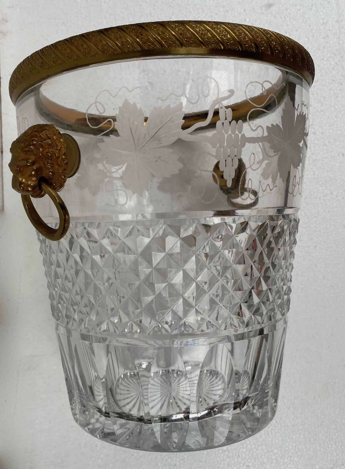 1950-70′ Seau à Champagne Cristal St Louis Gravé Aux Attributs de la Vigne et Bronze Doré Aux têtes de Lion – Image 5