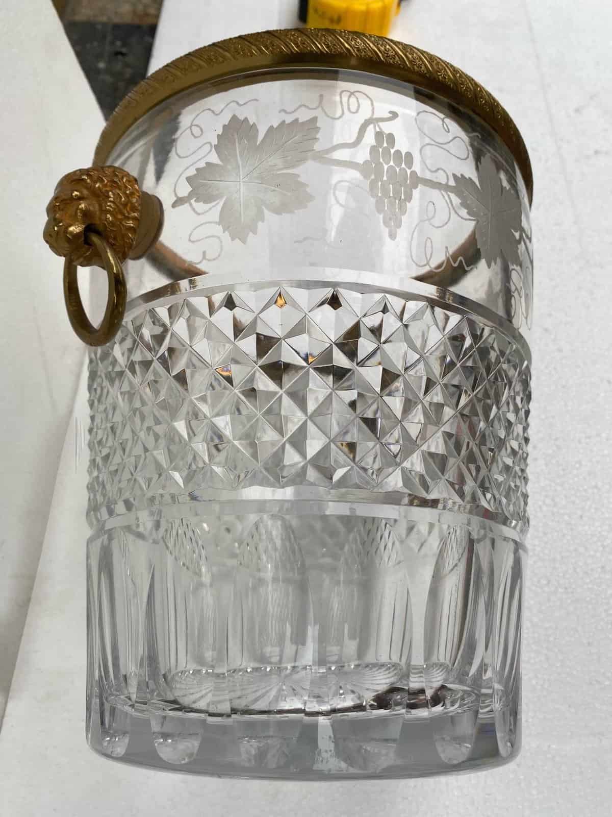 1950-70′ Seau à Champagne Cristal St Louis Gravé Aux Attributs de la Vigne et Bronze Doré Aux têtes de Lion – Image 6