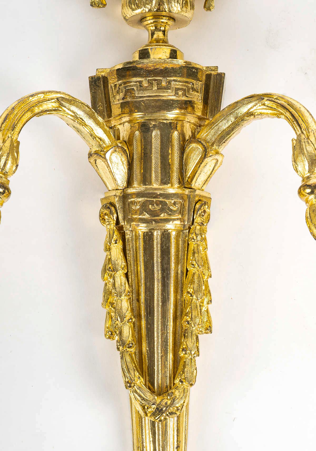 Paire d’Appliques de style Louis XVI en Bronze Ciselé et Doré à Deux Bras de Lumières vers 1820 – Image 3