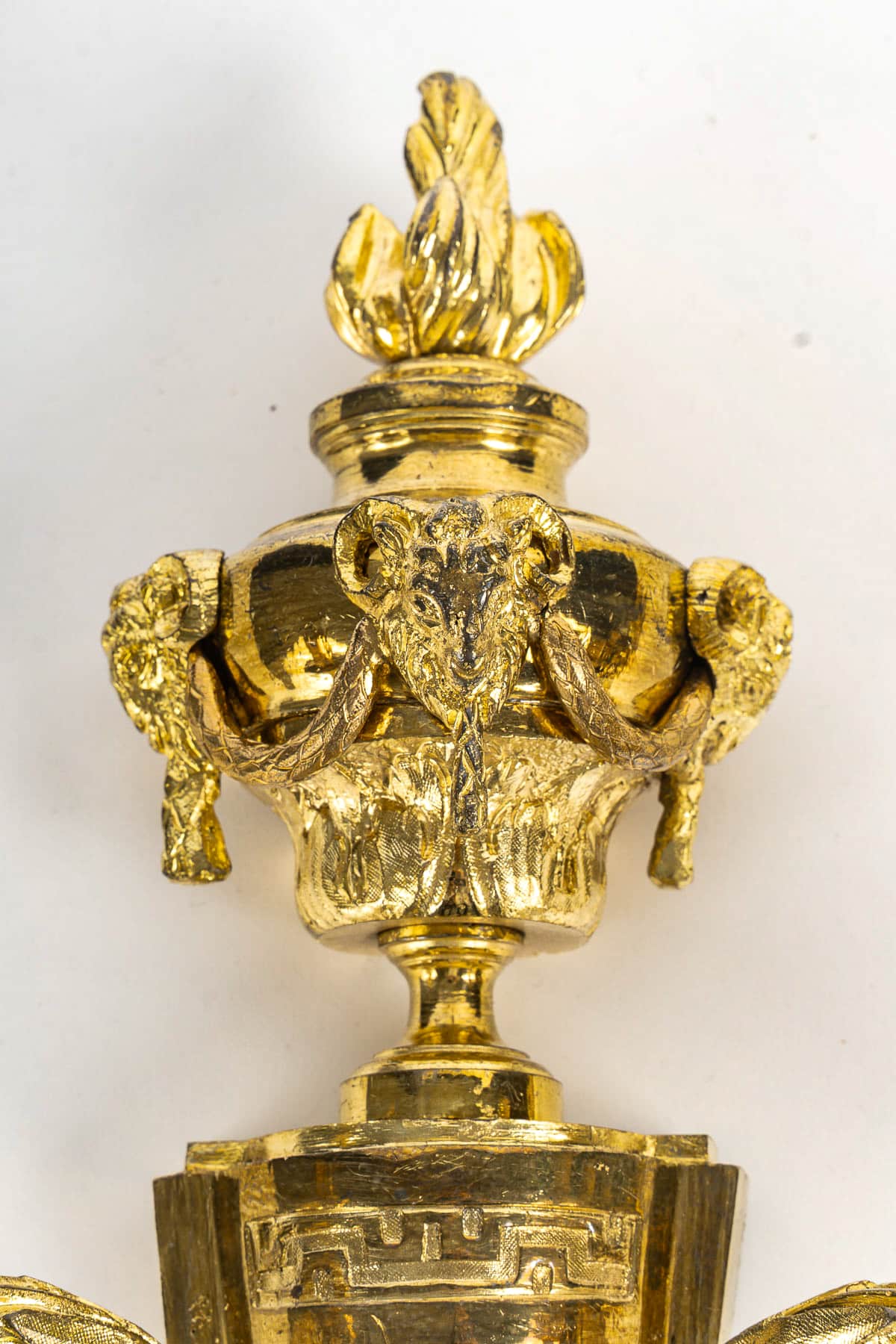 Paire d’Appliques de style Louis XVI en Bronze Ciselé et Doré à Deux Bras de Lumières vers 1820 – Image 4