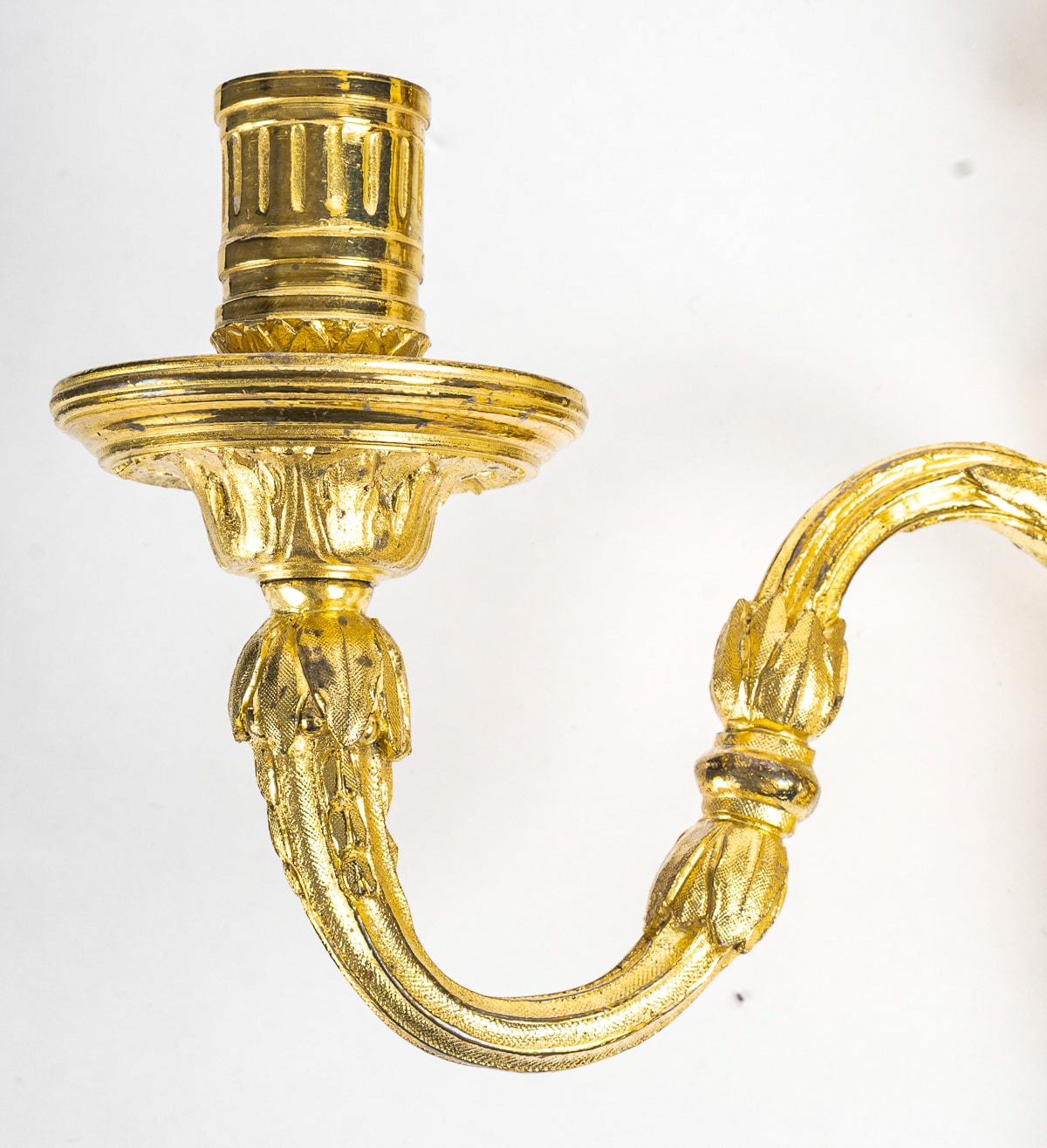 Paire d’Appliques de style Louis XVI en Bronze Ciselé et Doré à Deux Bras de Lumières vers 1820 – Image 5
