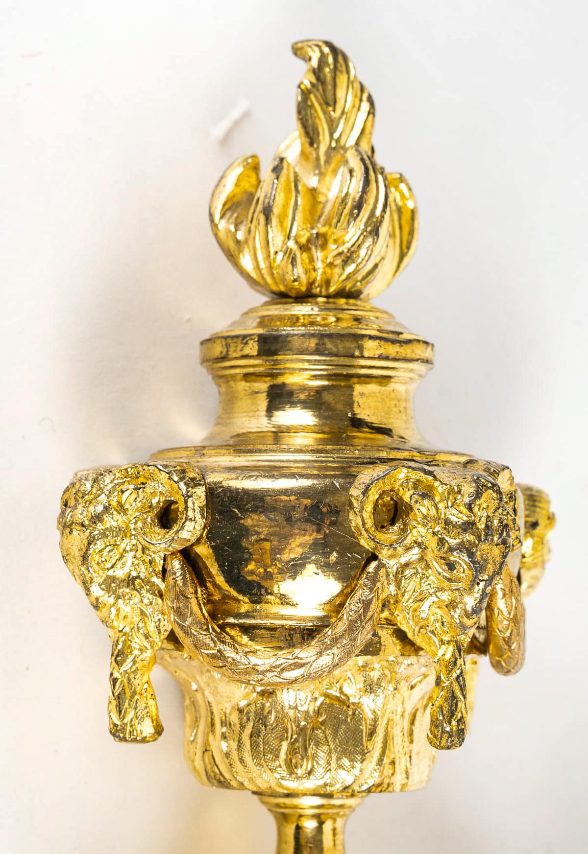 Paire d’Appliques de style Louis XVI en Bronze Ciselé et Doré à Deux Bras de Lumières vers 1820 – Image 6