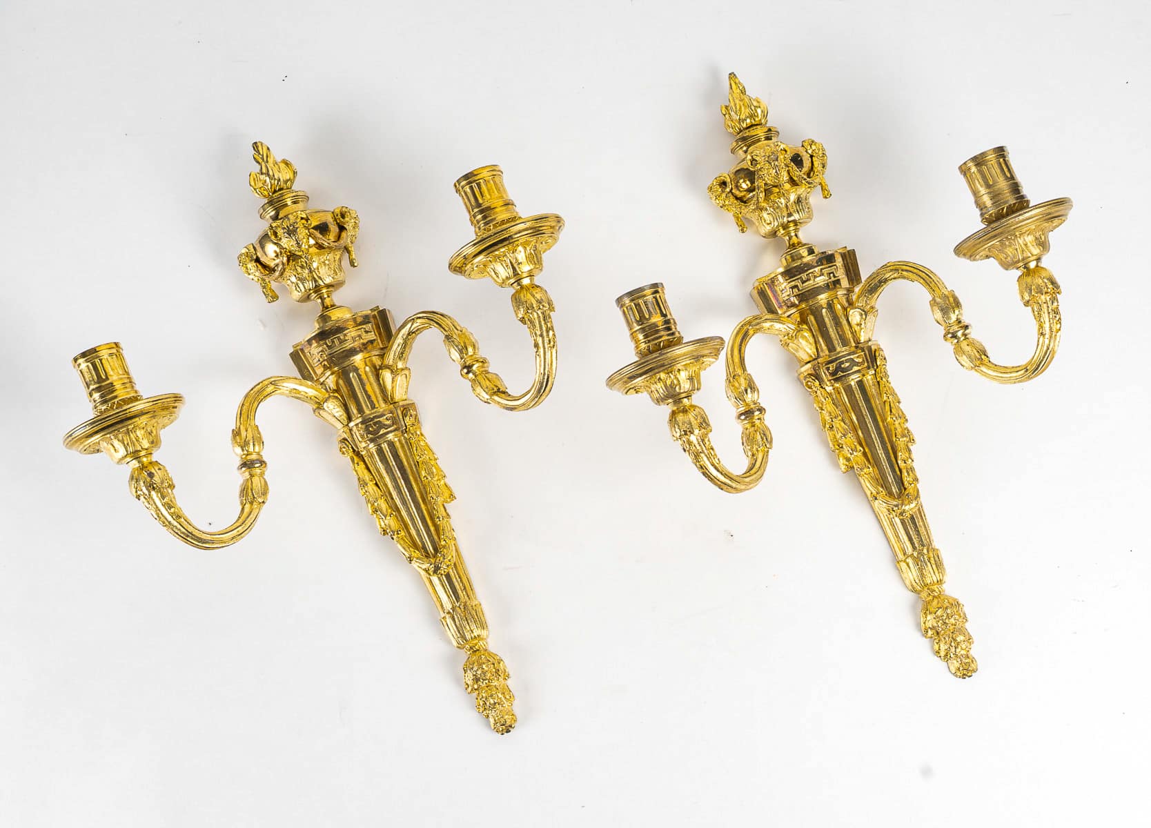Paire d’Appliques de style Louis XVI en Bronze Ciselé et Doré à Deux Bras de Lumières vers 1820 – Image 8
