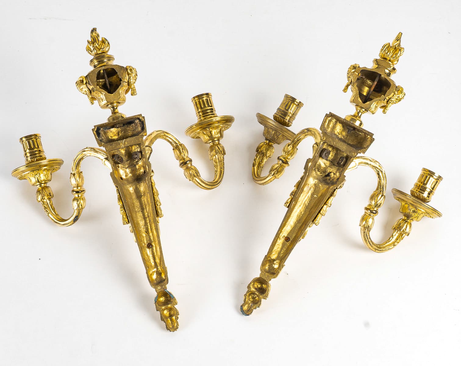 Paire d’Appliques de style Louis XVI en Bronze Ciselé et Doré à Deux Bras de Lumières vers 1820 – Image 9