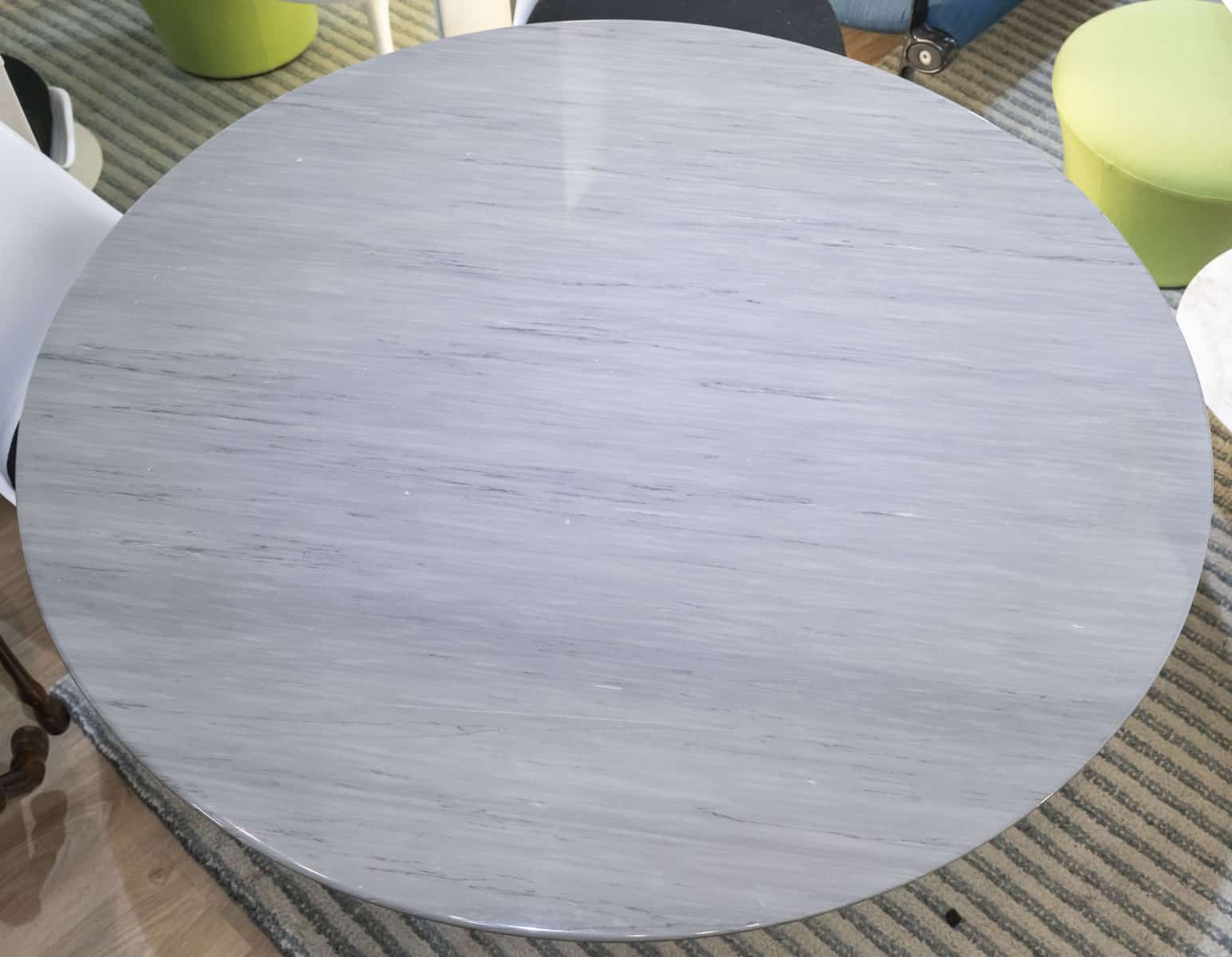 Eero SAARINEN & KNOLL INTERNATIONAL Table 120 cm marbre gris – Image 3