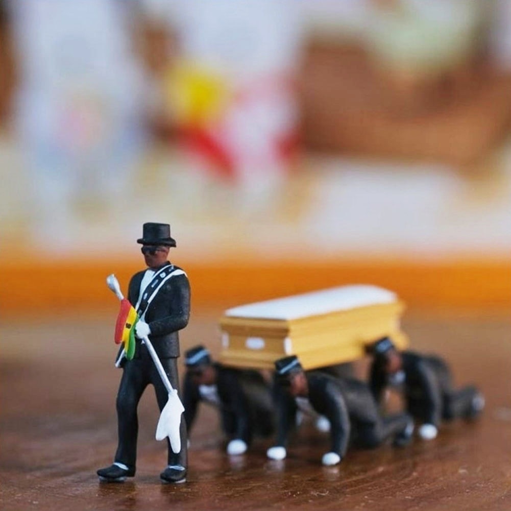 1:64 haute Simulation en plastique Ghana cercueil funéraire danse Pallbearer équipe modèle exquis exécution Action Figure voiture décor – Image 3