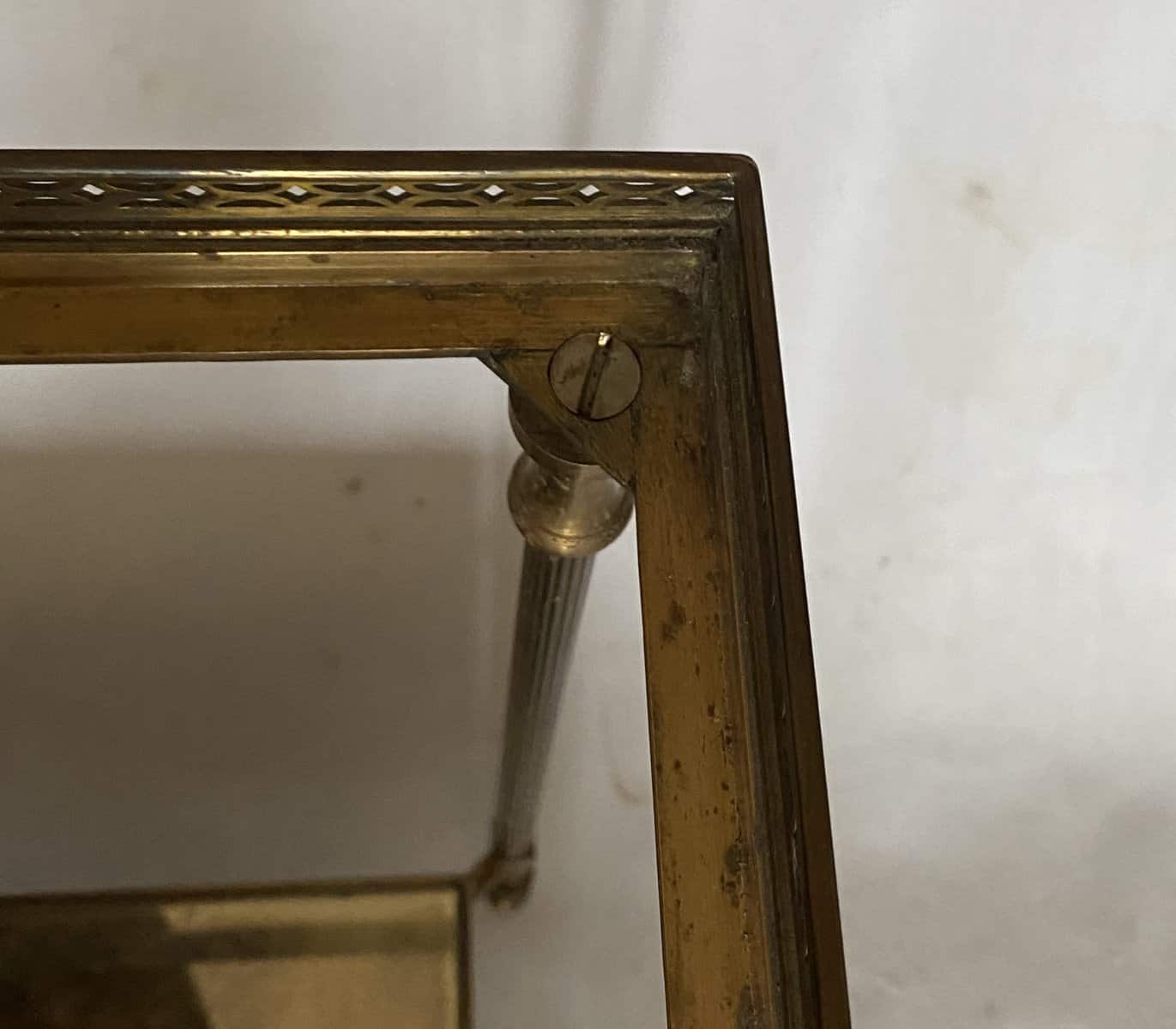 1950/70′ Bout De Canapé Avec Galerie Maison Baguès Laiton et Bronze Plateaux Miroir Oxydé Vieilli et Fleur – Image 7