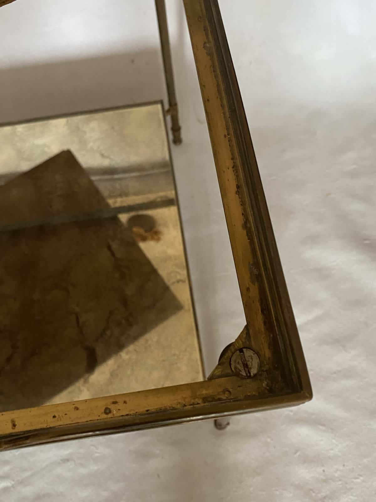 1950/70′ Bout De Canapé Avec Galerie Maison Baguès Laiton et Bronze Plateaux Miroir Oxydé Vieilli et Fleur – Image 8