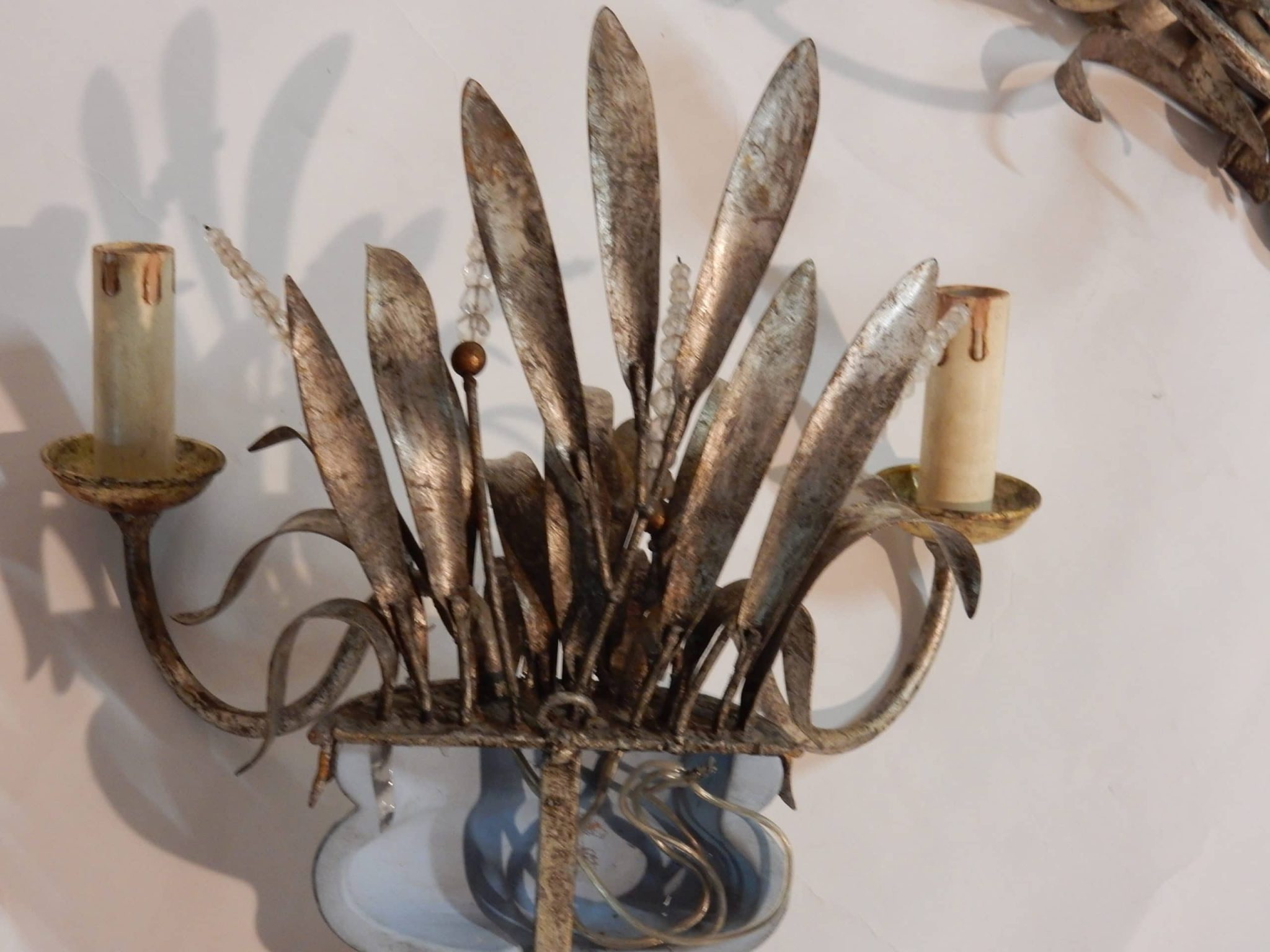 1970′ Paire d’Appliques Métal Argenté Décor d’Urne Et De Roseaux – Image 3