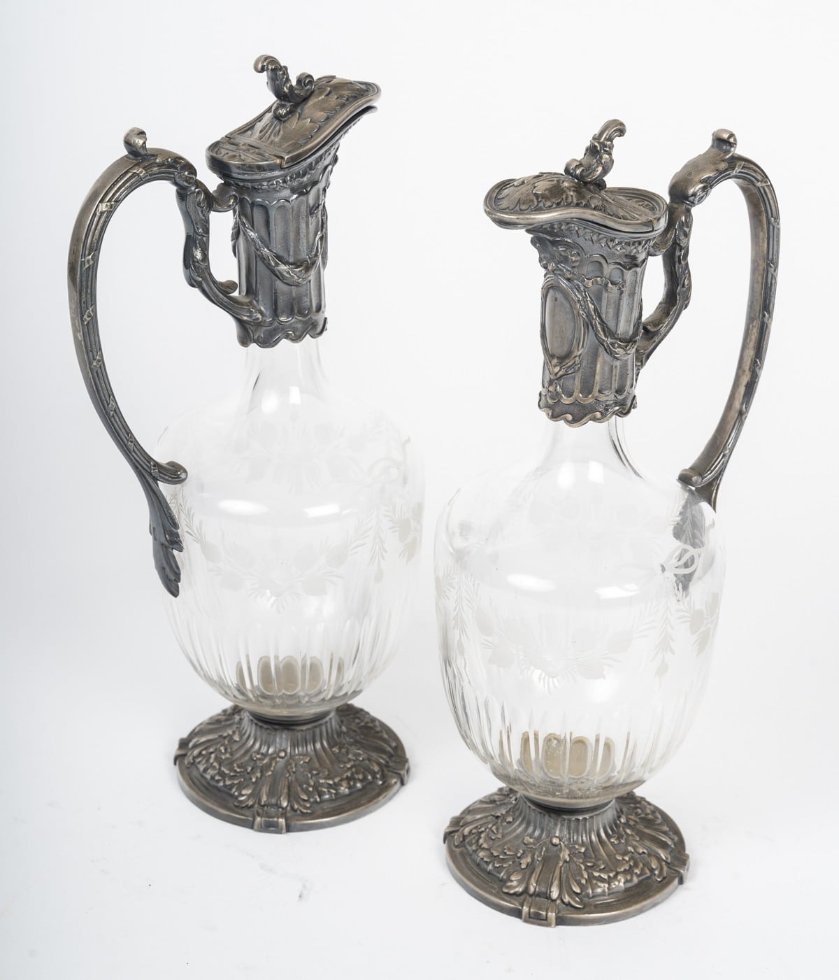 Paire De Carafes En Cristal Gravé Et Une Monture En Métal Argenté. – Image 3