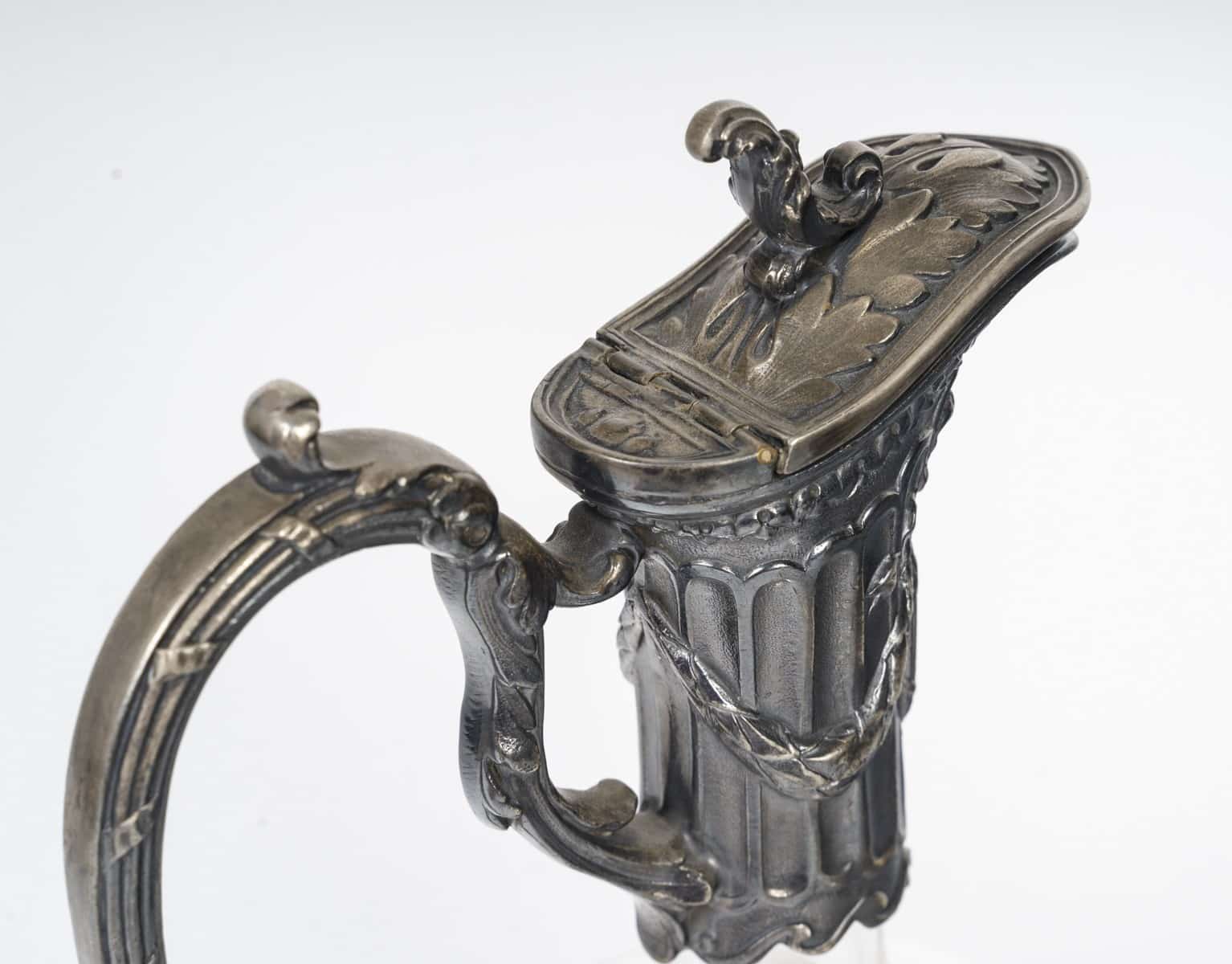 Paire De Carafes En Cristal Gravé Et Une Monture En Métal Argenté. – Image 4
